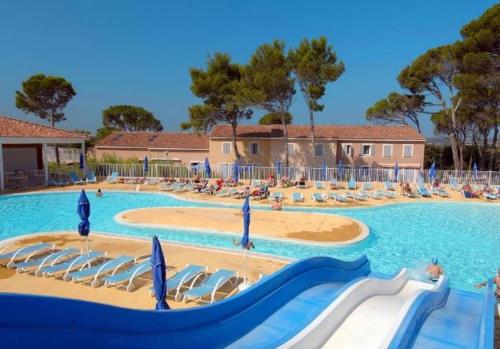 - une grande piscine avec toboggan dans un complexe dans l'établissement Maisonnette des Vignes, à Calvisson