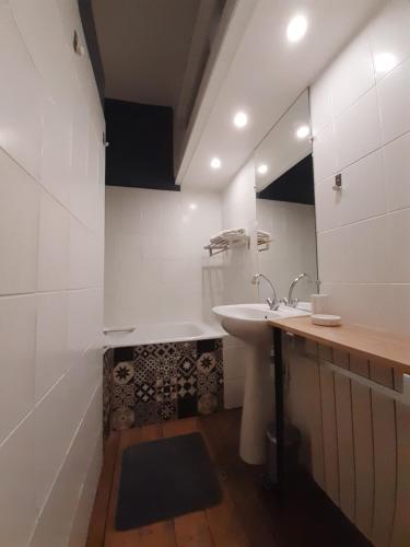 Kúpeľňa v ubytovaní Tulle Centre : grand et bel appartement
