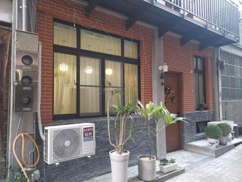 台南摩登旅宿的前面有风扇和植物的房子
