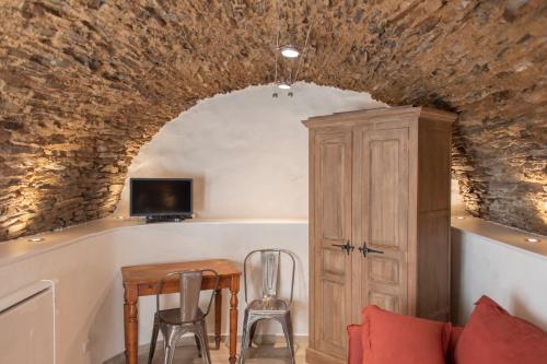 Et tv og/eller underholdning på casa dei zitelli studio de charme avec jardin et terrasse