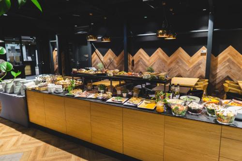 Una línea de buffet con muchos tipos diferentes de comida. en Lwowska 1, en Cracovia