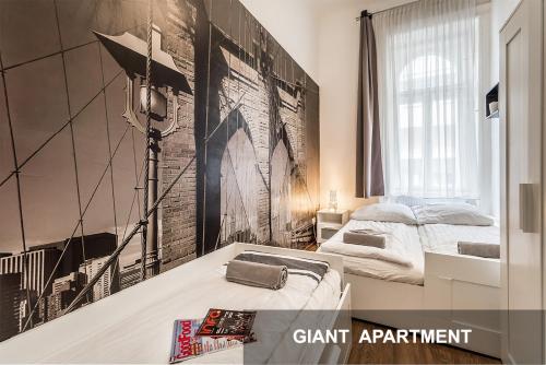 ブダペストにあるBpR Weiner Apartmentsのベッドルーム1室(ベッド2台付)が備わります。壁には絵画が飾られています。