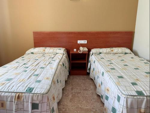 two beds sitting next to each other in a room at Área 99 in Estella