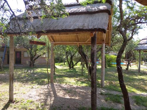a tree house with a thatched roof at Bosquecito de Carpin in Carpintería