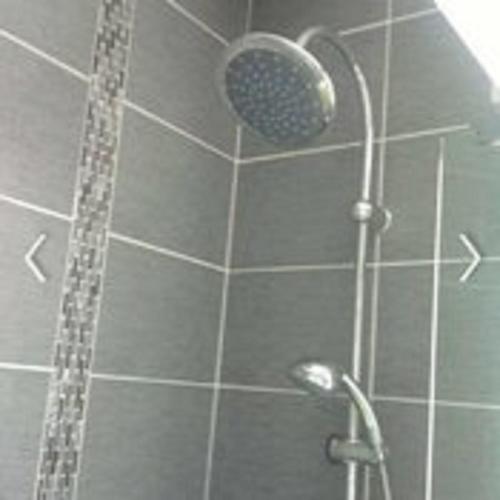 une douche avec pommeau de douche dans une salle de bain dans l'établissement Jolie maison atypique à Montrichard, à Montrichard