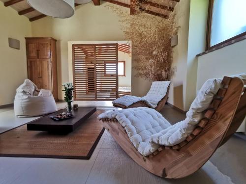 sala de estar con 2 sillas y mesa en Agriturismo Le Fornaci - Appartamento Bianco, en Mercatale