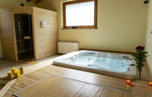 bañera grande en una habitación con ventana en Agriturismo Le Fornaci - Appartamento Bianco, en Mercatale