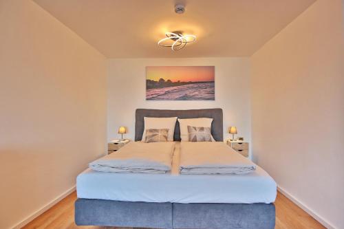 ein Schlafzimmer mit einem großen Bett in einem Zimmer in der Unterkunft Hanseat am Hang 3 - 5 Hanseat App 13 Traumnest in Scharbeutz