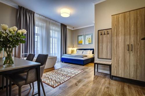 ヴロツワフにあるJoyinn Aparthotelのベッドとデスクが備わるホテルルームと