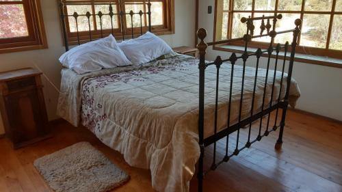 1 dormitorio con 1 cama con marco metálico en La Milagrera Olmué, en Quebrada de Alvarado