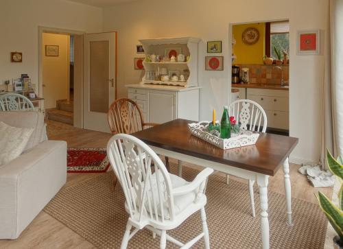 a living room with a dining room table and chairs at Kleines Refugium in Bad Sachsa