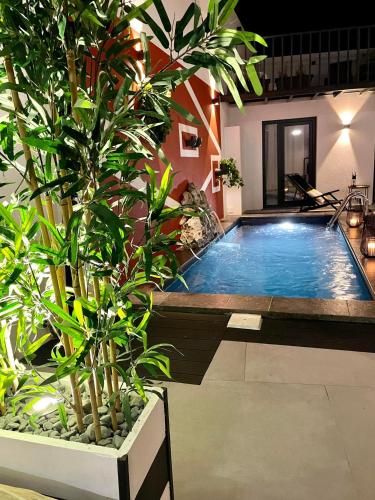 uma piscina com plantas num edifício em Villa Rio by Valada Village em Valada