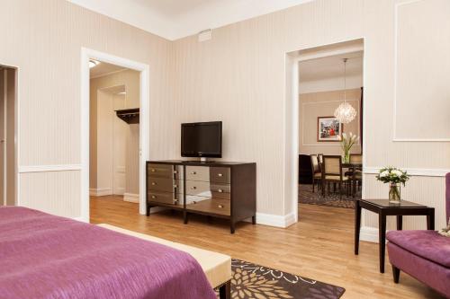 TV a/nebo společenská místnost v ubytování Elite Hotel Savoy