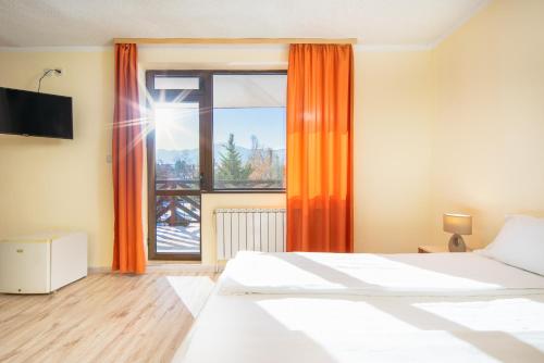 Ένα ή περισσότερα κρεβάτια σε δωμάτιο στο Dolna Bania Hotel