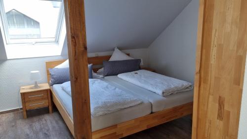 ボルクムにあるHaus Borkumitte Appartement Freyaのベッドルーム1室(木枠の二段ベッド1組付)