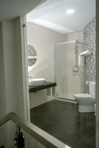 a bathroom with two sinks and a toilet at Casa da Mela in Gouveia