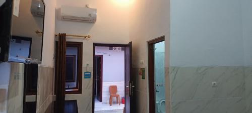korytarz szpitala ze szklanymi drzwiami w obiekcie Homestay Premium 56 w mieście Jepara
