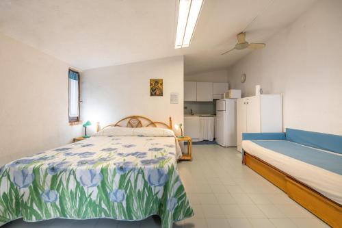 1 dormitorio grande con 1 cama y nevera en Monolocale di Giovanna en Torre delle Stelle