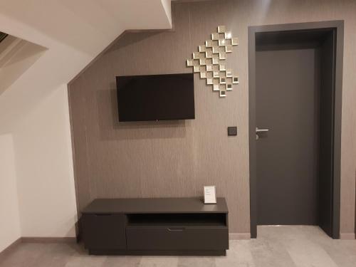 Televisyen dan/atau pusat hiburan di Residenz 12