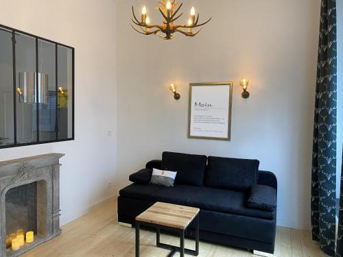 a living room with a couch and a fireplace at URBAN STAY Hamburg - Apartments "BACKBORD" & "STEUERBORD" in Hamburg