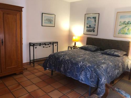 a bedroom with a bed in the corner of a room at 4 Impasse de la Bataillerie in Oyes