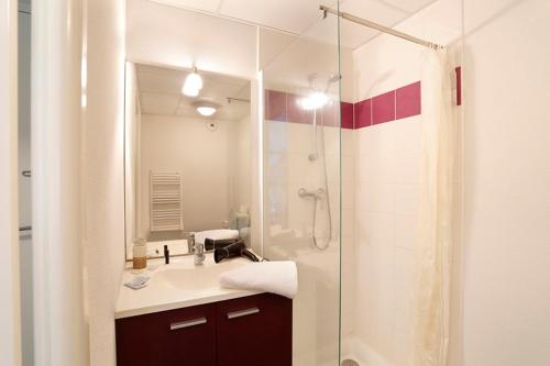 A bathroom at Résidence Néméa Tolosa