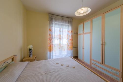 ヴァストにあるAppartamento Il Gabbiano - MyHo Casaのベッドルーム1室(ベッド1台、大きな窓付)