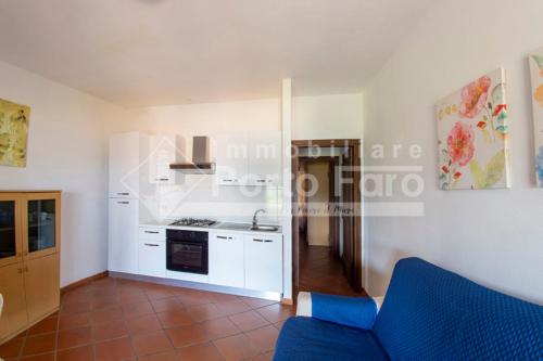 A kitchen or kitchenette at 15B - Grazioso appartamento riservato a Porto Mannu