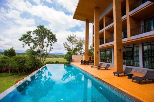 Πισίνα στο ή κοντά στο The Earth Anthioch Khao Yai