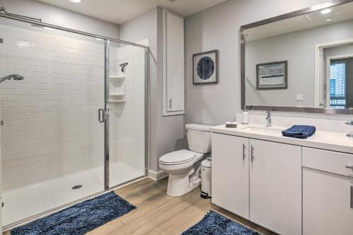 尔湾Modern Irvine Condo with Pool - 7 Mi to Beach!的带淋浴、马桶和水槽的浴室