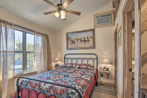 1 dormitorio con 1 cama y ventilador de techo en Kerrville Converted Barn Tiny Home with Kayaks! en Kerrville