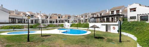 The swimming pool at or close to Bonita casa a estrenar en paraje natural a 35 minutos de Sevilla