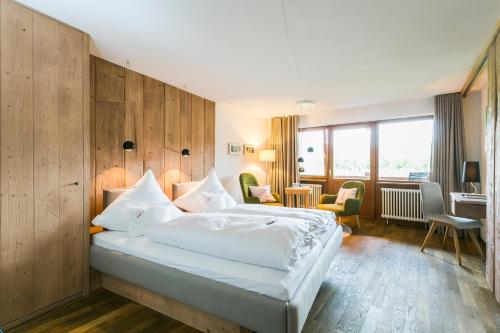 a hotel room with a bed and a desk at Hotel Sonne Garni in Hinterzarten
