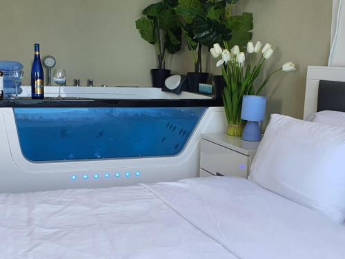 un letto con vasca in una camera da letto di Royal suite with sea view- private jaccuzi-Also suitable for orthodox people a Netanya