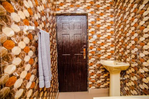 Un baño de Tobby Royal Suites
