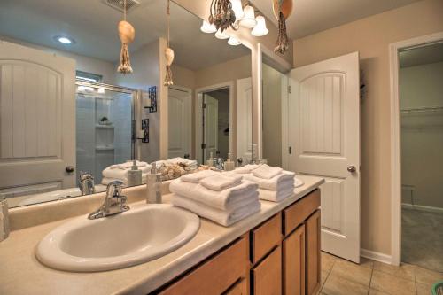 A bathroom at Rincon Home with Game Room, 18 Mi to Savannah!