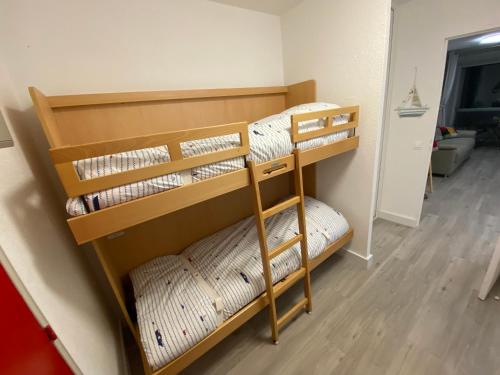 two bunk beds in a small room with a room at Studio front de mer 'Le Soleillan' in La Grande Motte