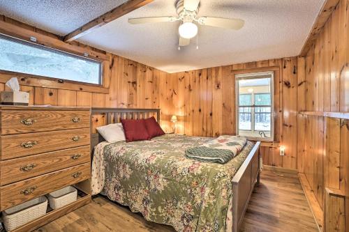 Llit o llits en una habitació de Cozy Corner Cottage Near East Twin Lake!