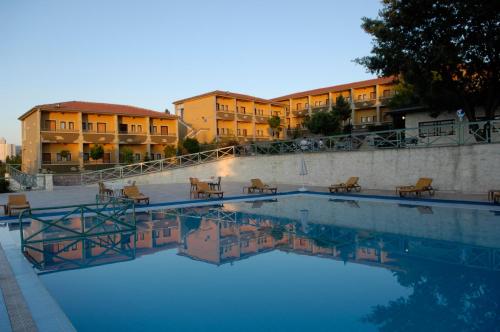 einen Pool mit Stühlen und Gebäuden im Hintergrund in der Unterkunft Monark Hotel Cappadocia in Nevşehir