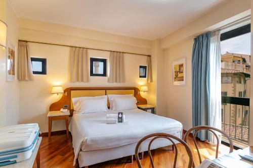 een hotelkamer met een bed en een balkon bij B&B Hotel Firenze Pitti Palace al Ponte Vecchio in Florence