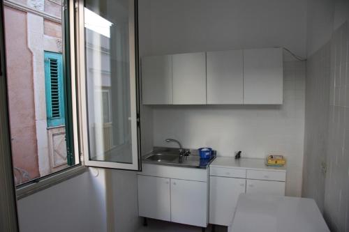 una pequeña cocina con fregadero y ventana en Casa Nunziatina, en Lipari