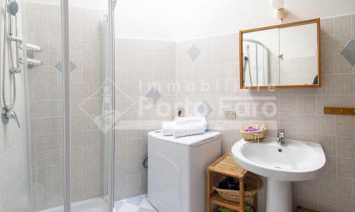 Kúpeľňa v ubytovaní 20E - Porto Mannu una terrazza su Venalonga
