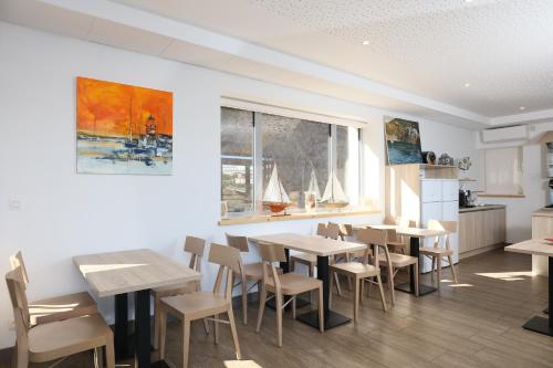 Η κουζίνα ή μικρή κουζίνα στο Hotel La Vigie - Face à la mer