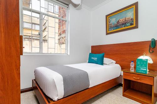 Ένα ή περισσότερα κρεβάτια σε δωμάτιο στο Hotel Americano Bogota