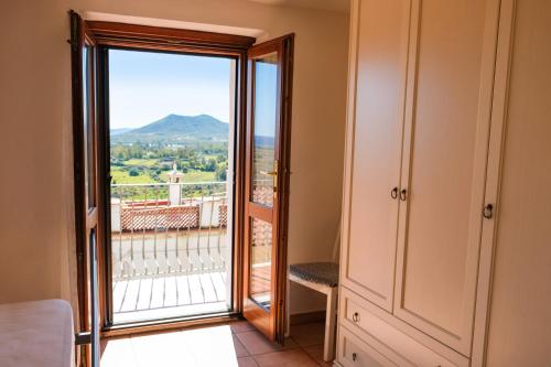 a room with a door to a balcony with a view at Casa Angelina-Ammentos Posada in Posada