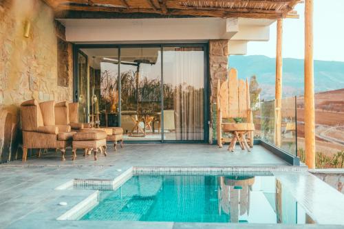 uma villa com uma piscina e um pátio em Diar illi em Touama