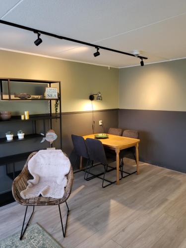 un comedor con mesa y sillas en una habitación en Appartement Duinroos Boodtlaan 1K De Koog-Texel, en De Koog
