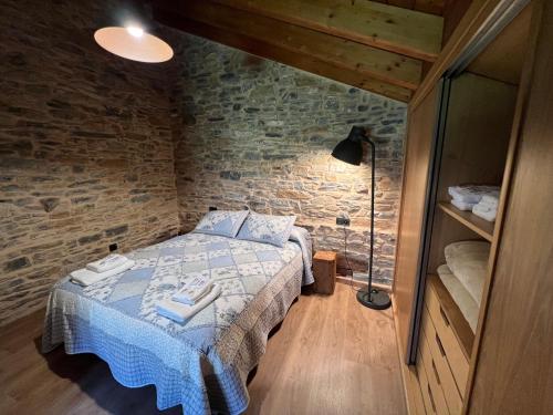Postel nebo postele na pokoji v ubytování Casa rural LA TORRE recién rehabilitada.