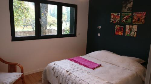 - une chambre avec un lit recouvert d'une couverture rose dans l'établissement Gite spacieux et cosy à la campagne proche de Strasbourg, à Achenheim