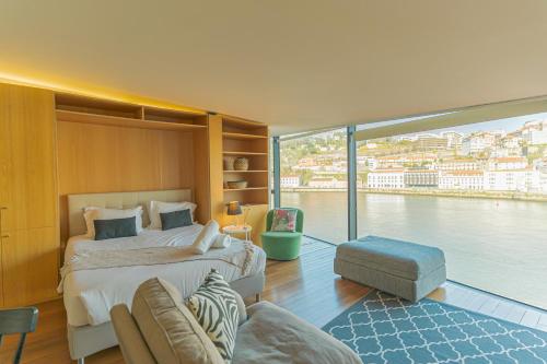 duża sypialnia z 2 łóżkami i dużym oknem w obiekcie LUXURY VIEWS by YoursPorto w mieście Vila Nova de Gaia
